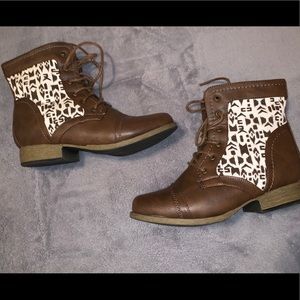 Brown/white combat boots !🥾